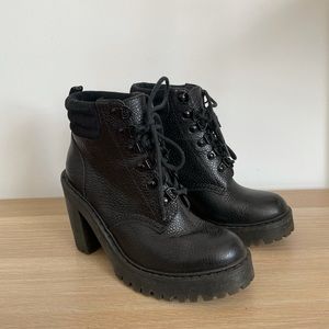 Dr. Martens Heel Lace Up Boot Black Pebble Leather